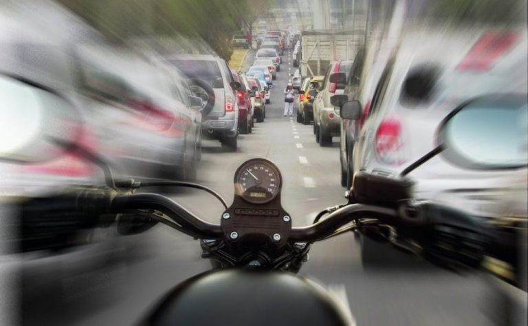 A más de 300 km/h ¡Y un coche le adelanta!