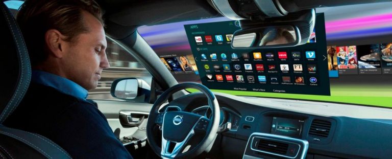 Así debes limpiar la pantalla de tu coche para que esté reluciente