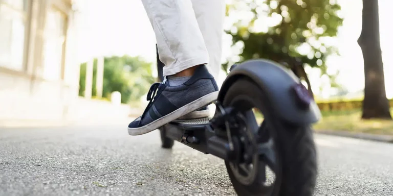 Los problemas a los que te enfrentas por no llevar casco en patinete