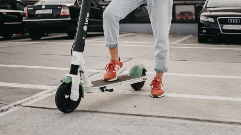 Le paran para hacer una ITV sorpresa en Barcelona y descubren que su patinete alcanza 113 km/h