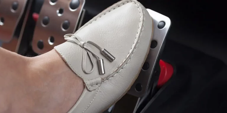 El pedal del coche que siempre hay que pisar al arrancar: palabra de mecánico