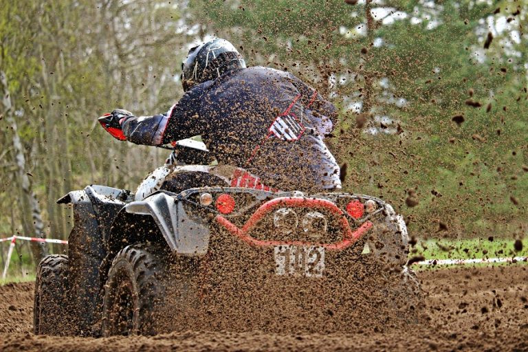 Accesorios que mejoran tu experiencia al conducir un quad