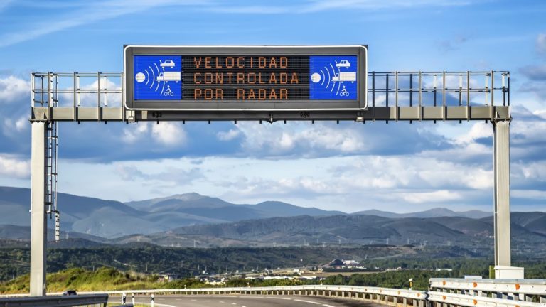 ¿Quiere prohibir la DGT las aplicaciones que te avisan de los radares?