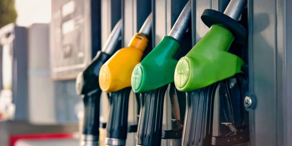 Lucía (26), comercial: “Nunca lleno el depósito más de la mitad en invierno… hasta que la Guardia Civil me paró y me lo explicó” 9 Motor16 Repostar combustible el día más barato