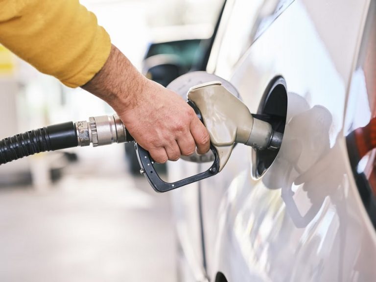Los expertos han hablado: repostar gasolina low cost no daña el motor de tu coche