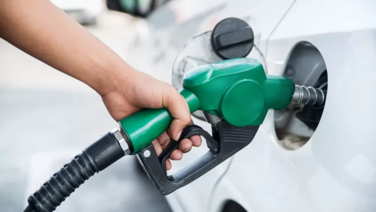 No llenes tu coche. Espera, porque este día se espera una caída en picado de la gasolina