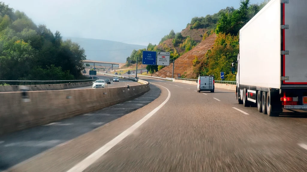 La DGT fija la velocidad máxima 100 km/h en autovías y autopistas: multas de hasta 600 euros 1 Motor16 La nueva señal de la DGT para las zonas de las bajas emisiones