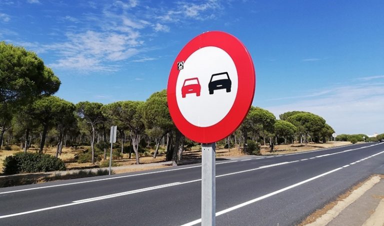 Lugares en los que está prohibido adelantar aunque no haya señal