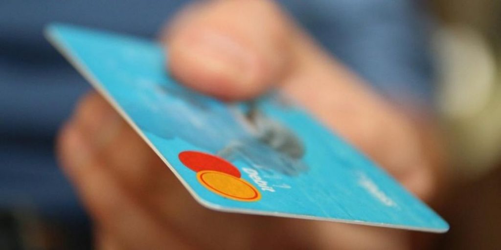 3-Disponer de tarjeta de crédito o débito