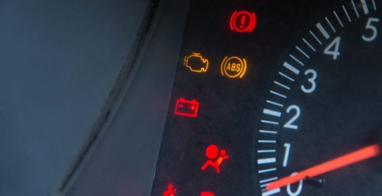7 luces de avería que jamás te gustará ver encendidas en el cuadro de tu coche