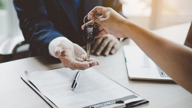 Comprar un coche sigue siendo más caro este año