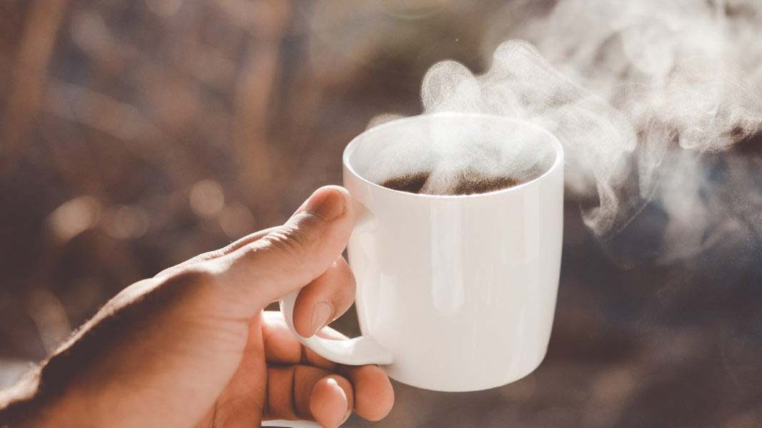 Beber café o agua en exceso