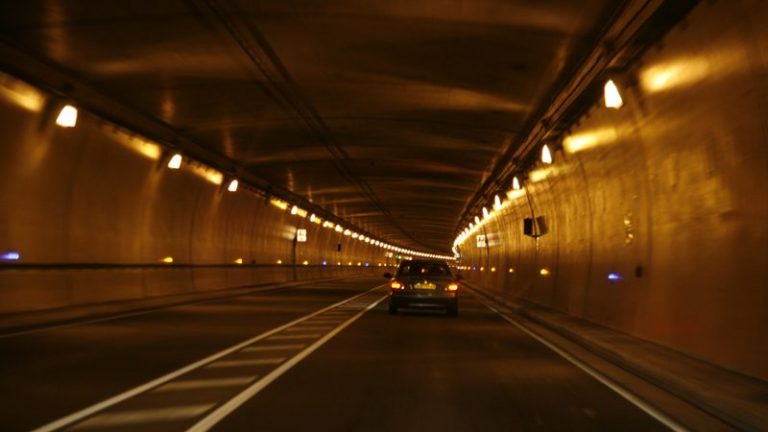 Así debes circular por un túnel: palabra de DGT
