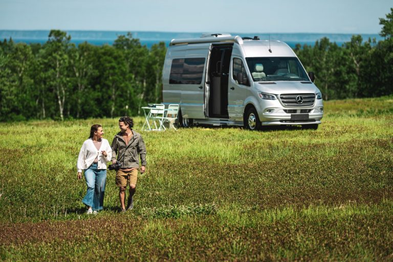 Airstream electrifica sus Mercedes-Benz transformados en camper