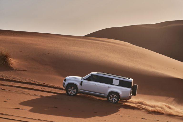 Con tres opciones del Land Rover Defender 130 te compras un utilitario