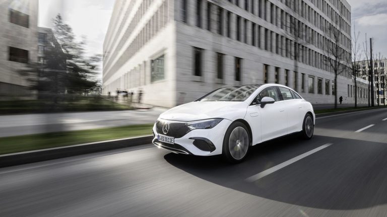 Conducimos el Mercedes-Benz EQE. Tesla tiene un nuevo problema