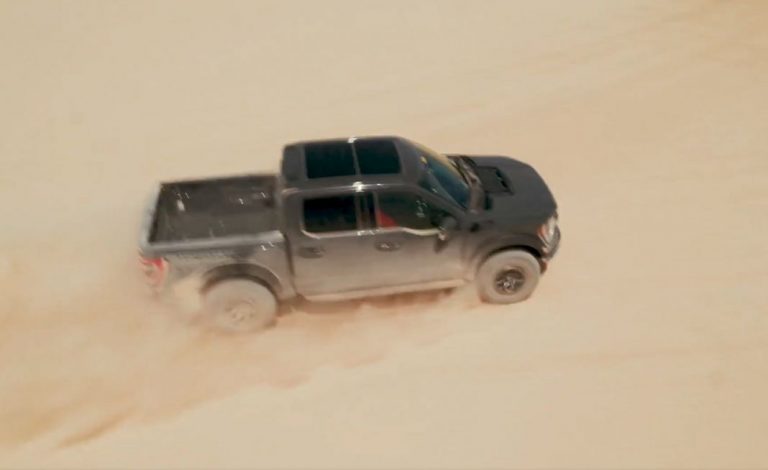 Vídeo: El Ford Raptor R ensucia su carrocería sobre la fina arena del desierto