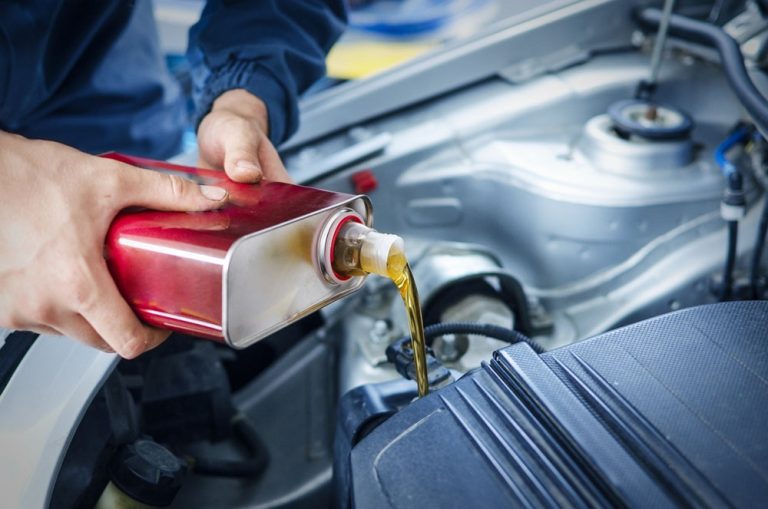 Dónde llevar el aceite usado del coche: punto limpio o taller y la multa por verterlo
