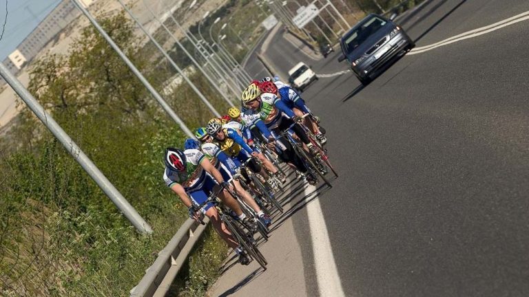 ¿Puedo adelantar a un ciclista en línea continua? La DGT aclara tus dudas