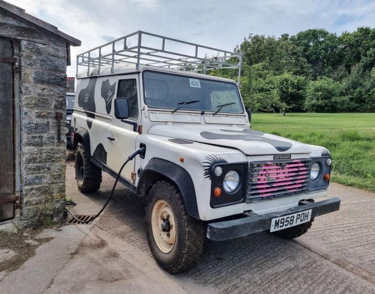 Este kit electrifica al 100% el Land Rover Defender clásico. ¿Genialidad o una locura muy cara?