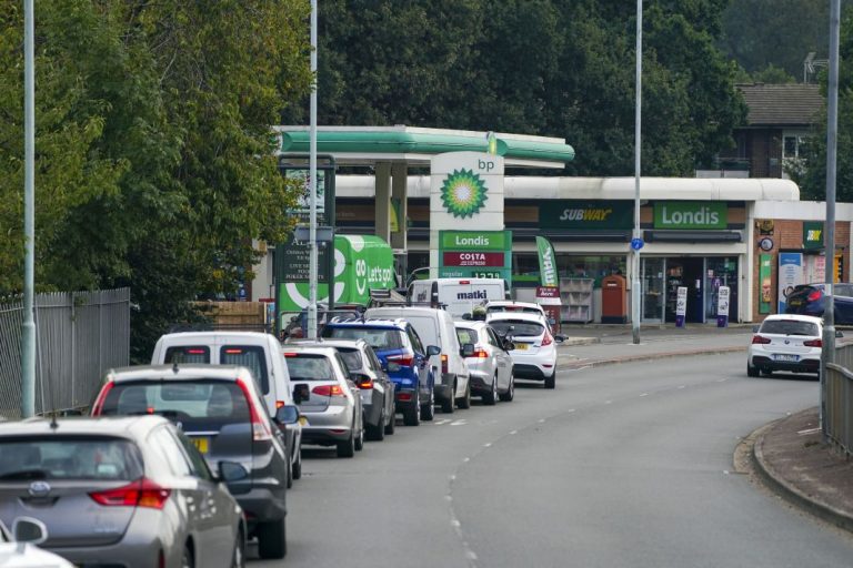 ¿Gasolina a 3 euros el litro? Prepara la cartera para que llenar el depósito te cueste 200 euros