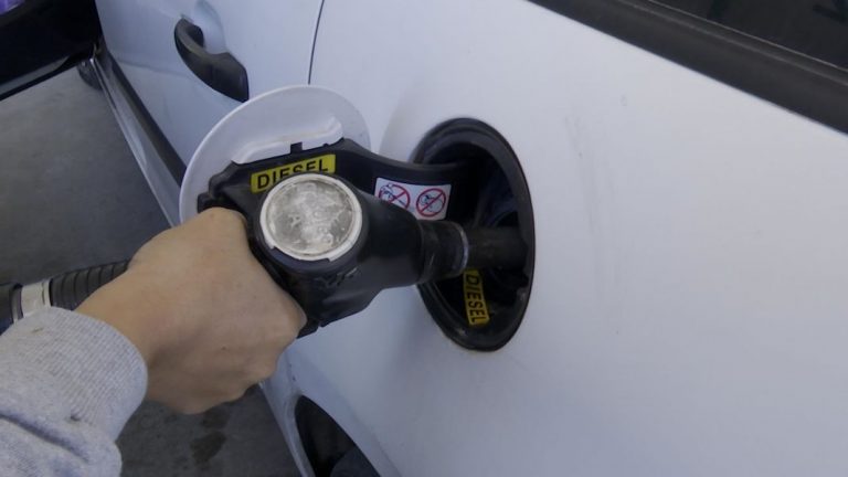 La gasolinera que adelanta su regalo navideño para que llenar tu coche te cueste menos