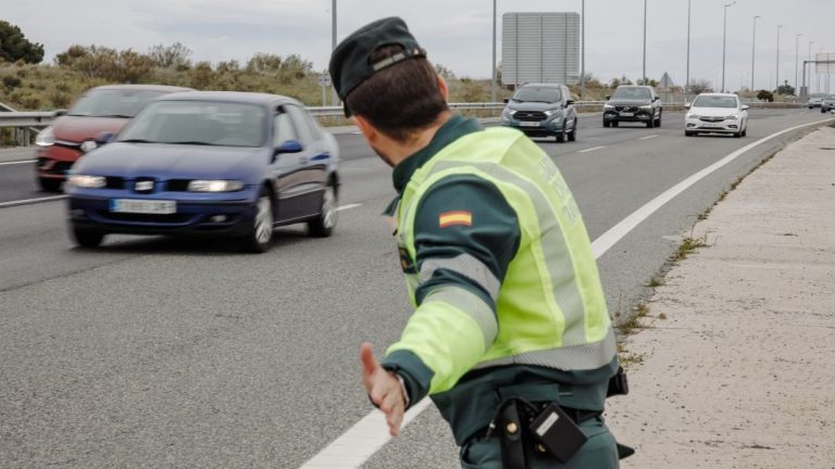 Ruedas y faros: lo que te va a revisar la DGT en su última campaña