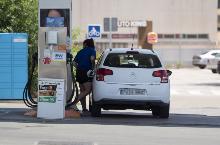 Si quieres ahorrar en gasolina, reposta este día de la semana