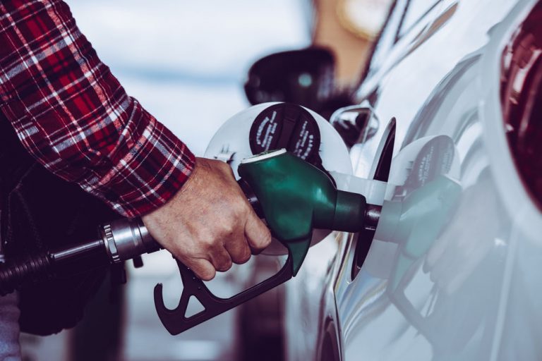 La manera de saber si una gasolinera low cost te tima con los litros que echas