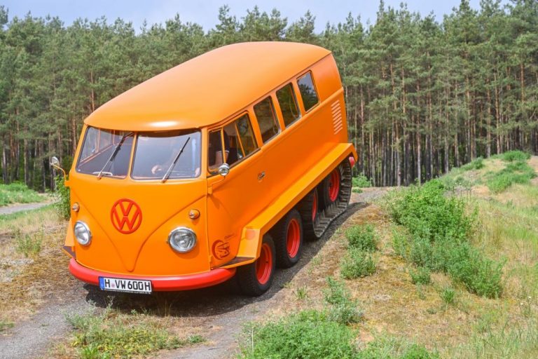 Esta VW T1 tiene orugas en vez de ruedas