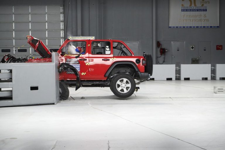 Vuelve a volcar el Jeep Wrangler 2022 en los crash test del organismo IIHS