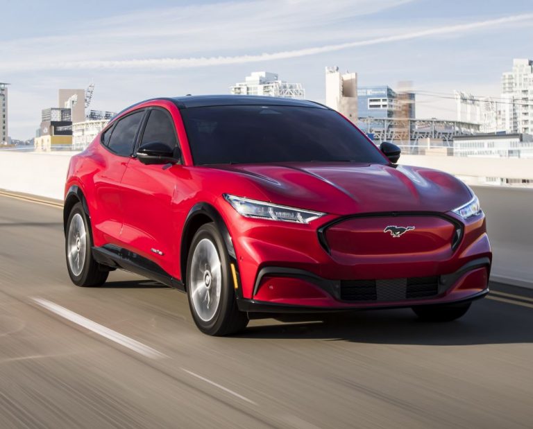 Ford Mustang Mach-E y Tesla Model Y entran en una guerra de precios