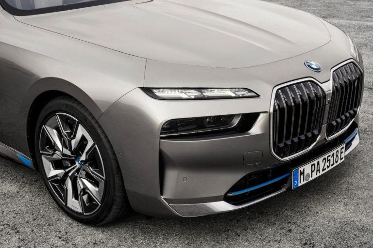 El nuevo BMW i7 tiene joyas en los faros