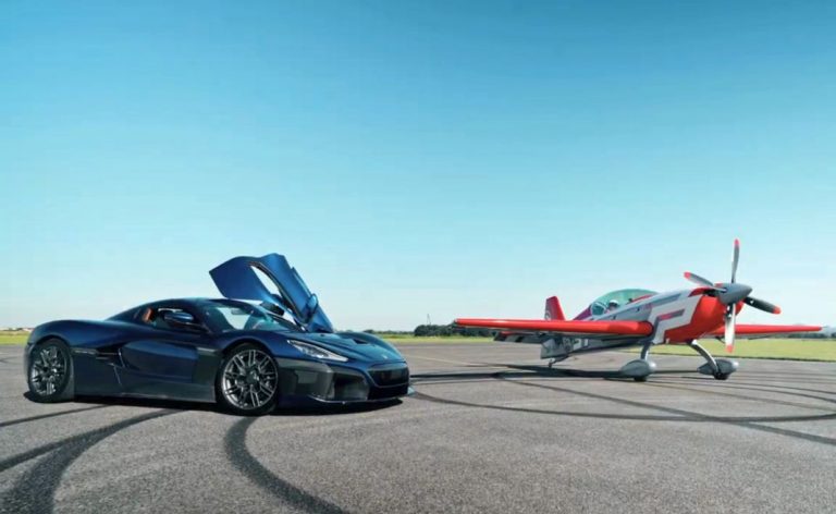 El salvaje Rimac Nevera compite contra un avión acrobático