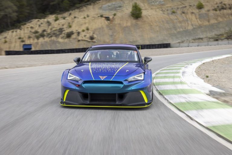 El radical Cupra e-Racer arrasa en el campeonato FIA ETCR