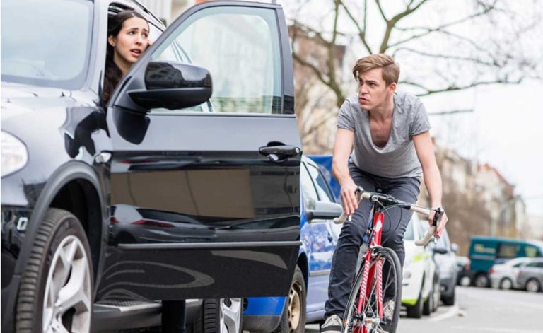 A la holandesa: así es como los ciclistas quieren que abras la puerta de tu coche