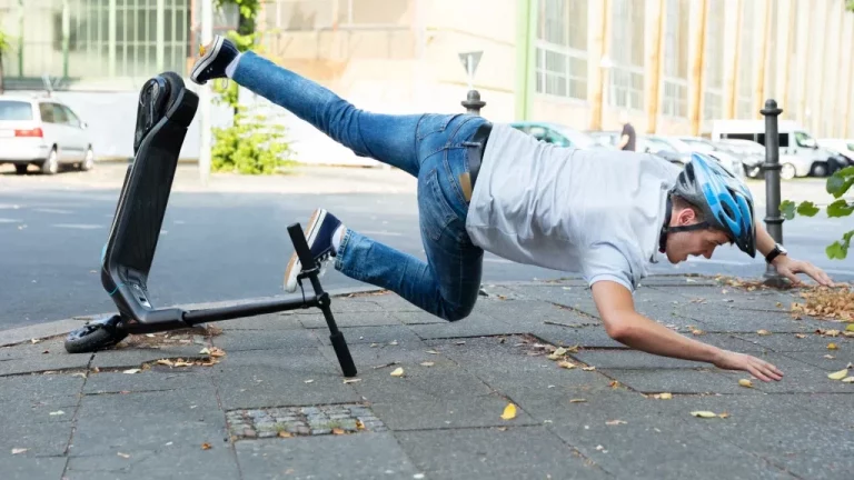 Los expertos alertan del peligro de esta moda con los patinetes eléctricos que te podría llevar de cabeza al hospital. O a la cárcel