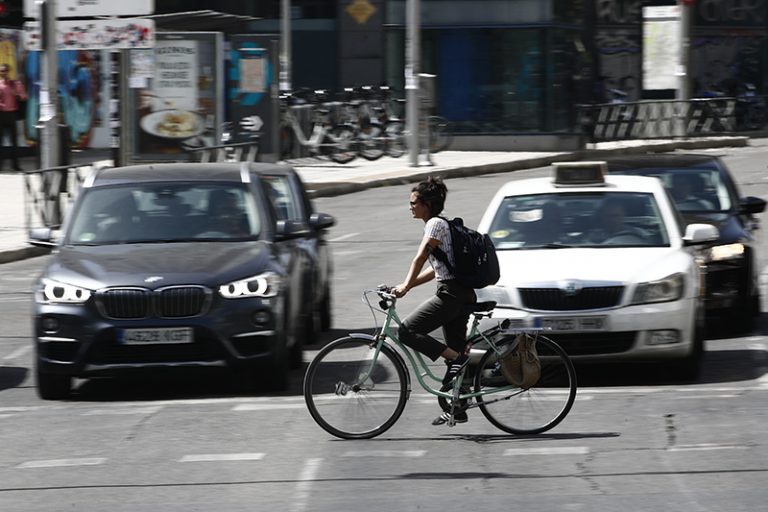 Así es como la Policía quiere que los ciclistas actúen ante los pasos de peatones