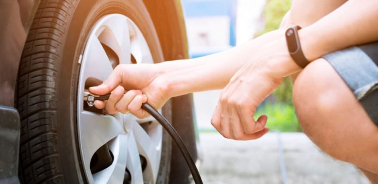 Cómo inflar las ruedas del coche en una gasolinera