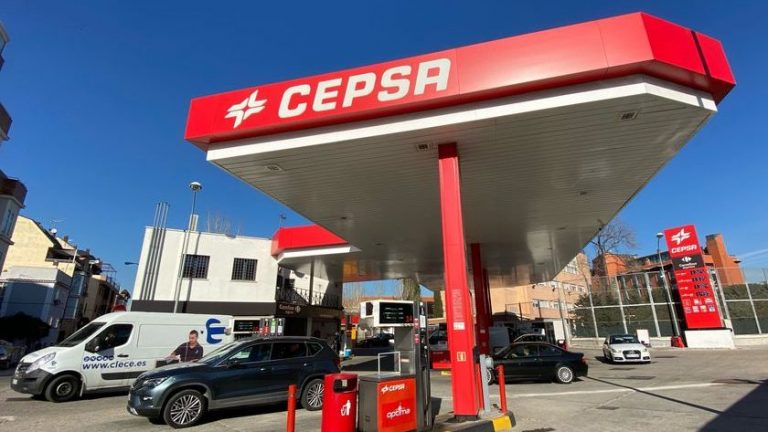 Repsol, BP, Cepsa y Galp llevan 10 años sin reírse de las gasolineras low cost