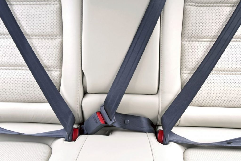 Javier (36), técnico de ITV: "Pasar la revisión a la primera es más fácil con estos consejos" 4 Motor16 cinturones de seguridad