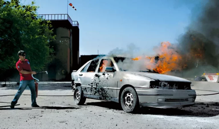 Seguro de incendio en el coche: qué cubre si arde el motor y cómo reclamar el peritaje