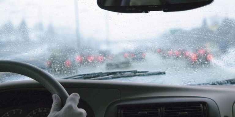 Cómo eliminar el olor a humedad en tu coche este verano