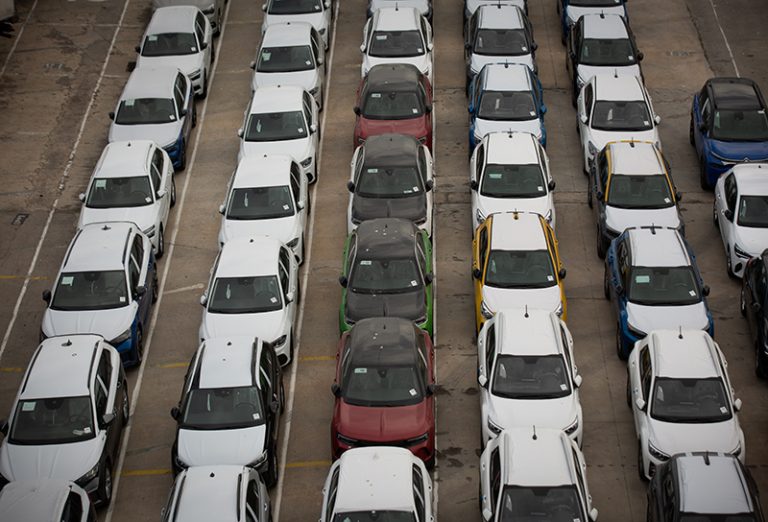 España dice adiós a los coches de gasolina, diésel e híbridos en 2035 ¿Qué pasa si quiero comprar uno?