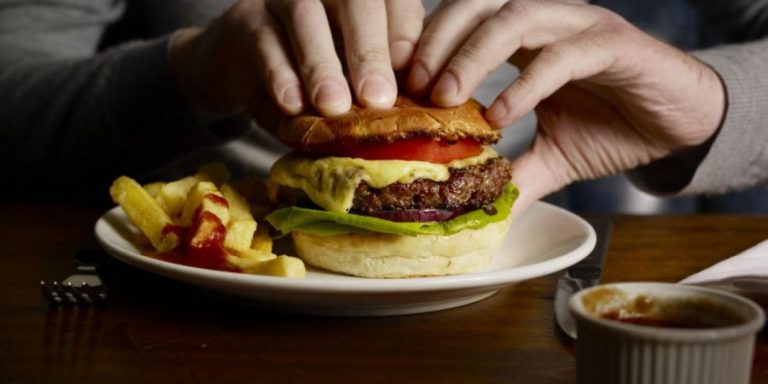 Comida y bebida que jamás debe faltar en el coche a la hora de viajar estas vacaciones