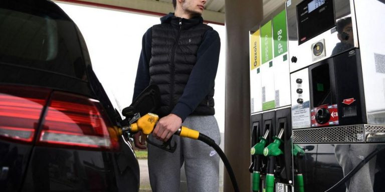 El gesto que estás obligado a hacer cada vez que vas a echar gasolina y te bajas del coche