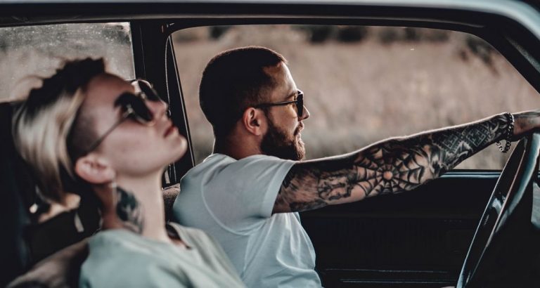 La multa de la DGT por hacer esto con tu pareja mientras conduces