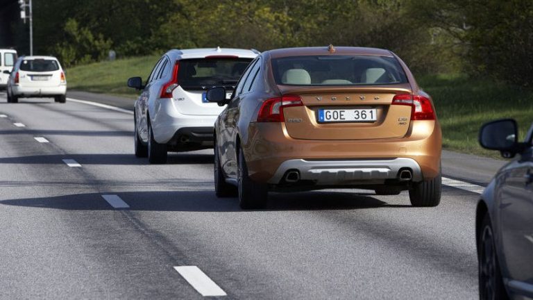 Evita que se te peguen los coches en la carretera: Un profesor de autoescuela te desvela las claves