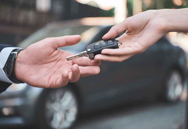 Si piensas dejar tu coche a alguien, este es el trámite que la DGT te va a exigir desde ya