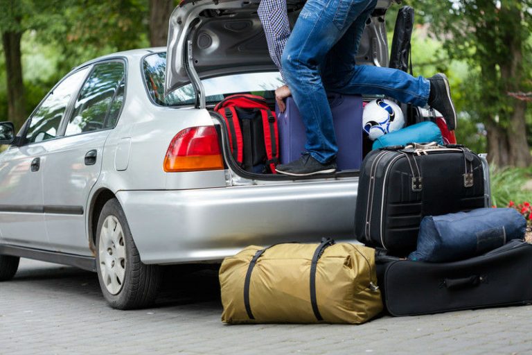 Cómo llevar el equipaje extra en el coche sin que te lleguen a multar